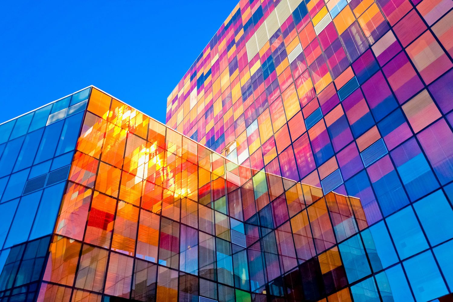bâtiment avec des fenêtres en verre colorées reflétant le soleil