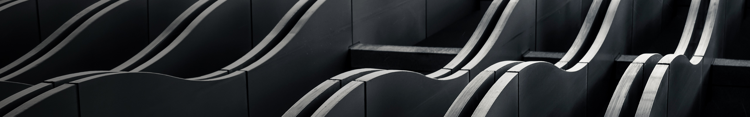 Vivez un mélange d'art et de design avec ce papier peint aux motifs abstraits de vagues bleues et noires, idéal pour une texture de fond unique.