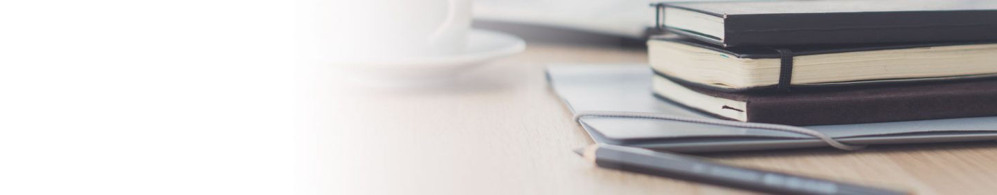 Une image en gros plan montrant un ordinateur portable et du matériel audio musical sur un fond de table d'affaires.