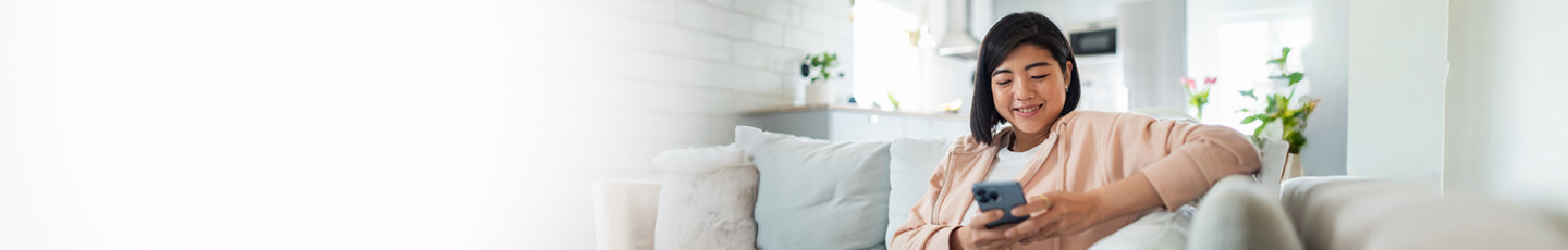 Une médecin professionnelle discute des affaires médicales avec un homme adulte, tout en tenant des médicaments.