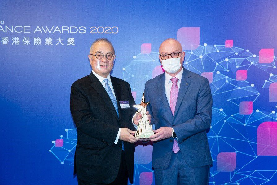 Damien Green, Chief Executive Officer of Manulife Hong Kong and Macau, accepts the “Outstanding Integrated Marketing Strategies” award trophy at the Hong Kong Insurance Awards 2020.